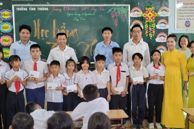 Trường PT DTNT THCS và THPT Tuy Đức, phòng giao dịch Ngân hàng Agribank Tuy Đức trao tặng 10 suất quà cho các em học sinh trường Tình Thương, phường Phan Thiết.